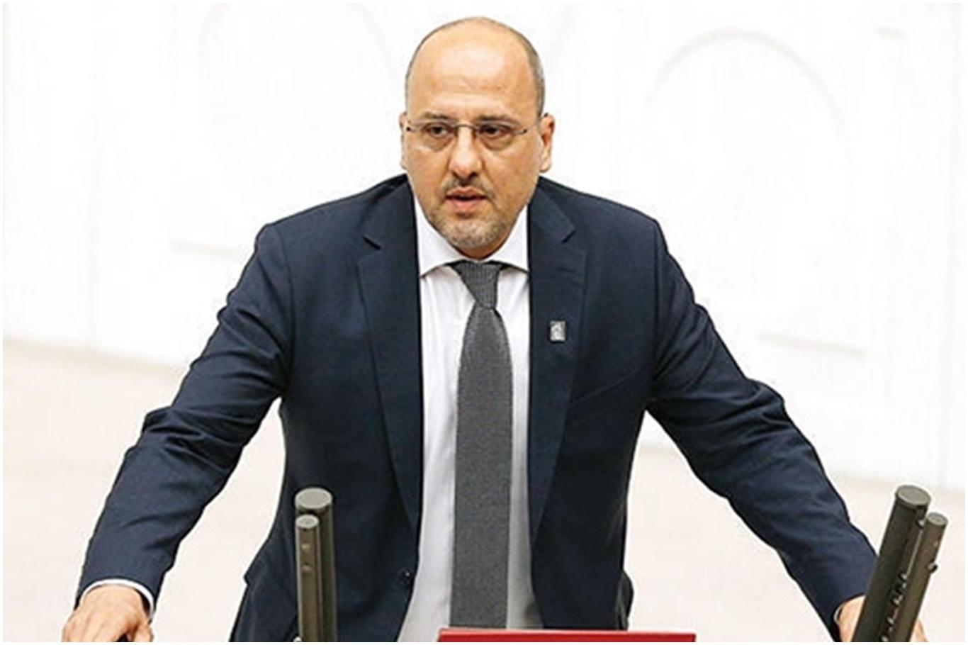 HDP Milletvekili Ahmet Şık, parti yönetimindeki anlayışı eleştirerek istifa etti HDP Milletvekili Ahmet Şık, parti yönetimindeki anlayışı eleştirerek istifa etti
